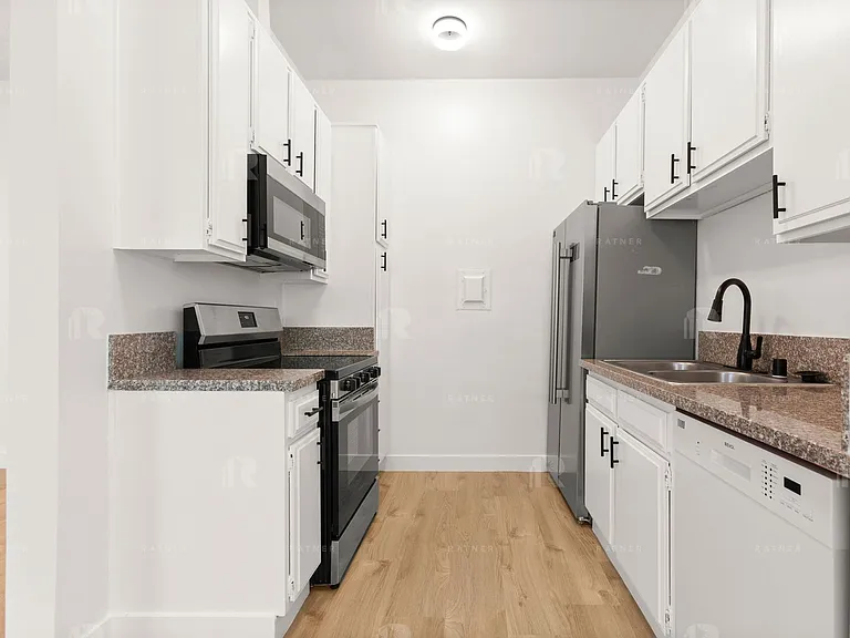 1114 N Kings Rd — Photo 5