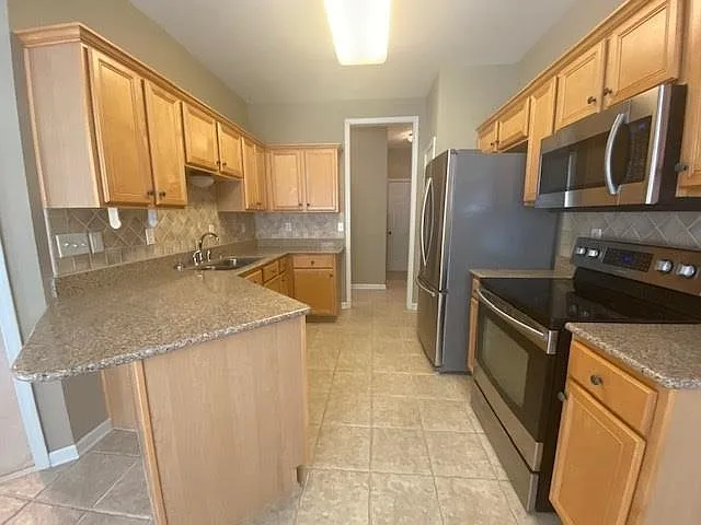3 bed, 2.5 bath, 2361 sqft, $2,600 — Photo 2