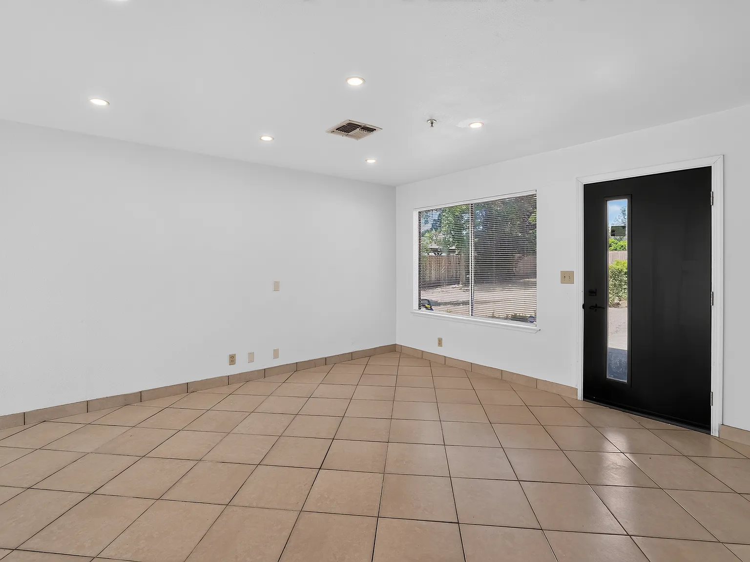 3 bed, 1.5 bath, 1000 sqft, $2,495 — Photo 4