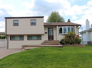 5 Stewart St, Plainview, NY 11803