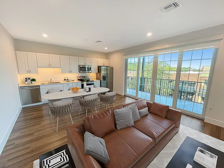 Modern Luxury Living at San Leon: Premier Apartments in Downtown Sanford — Photo 5