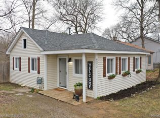 6372 Elmwood Dr, Waterford, MI 48329