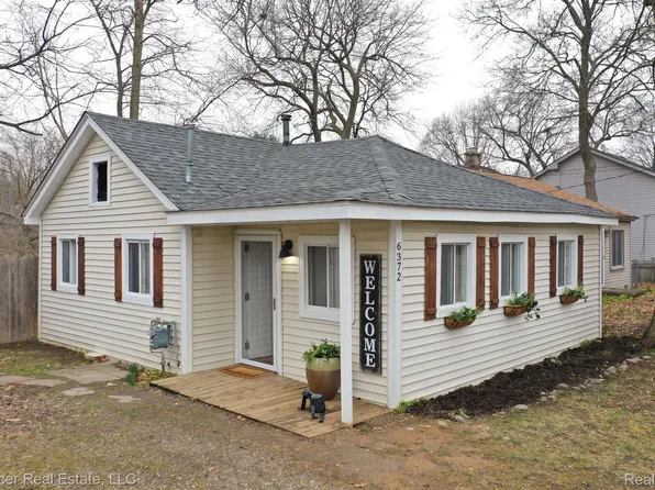 6372 Elmwood Dr, Waterford, MI 48329