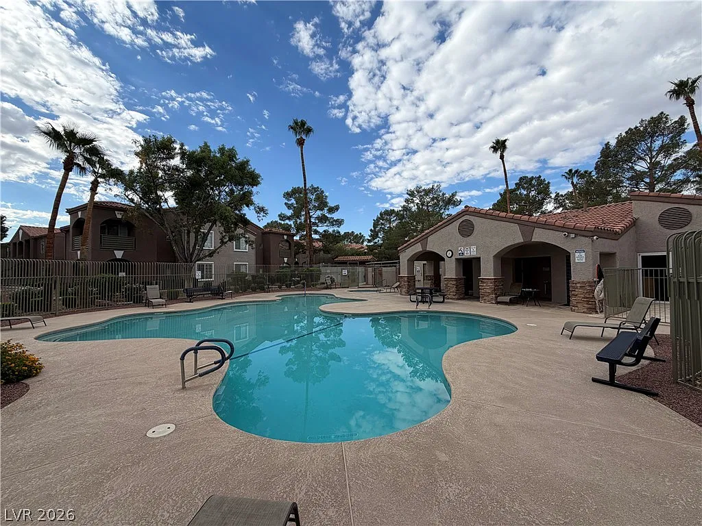 2 bed, 2.0 bath, 1005 sqft, $1,350 — Photo 3