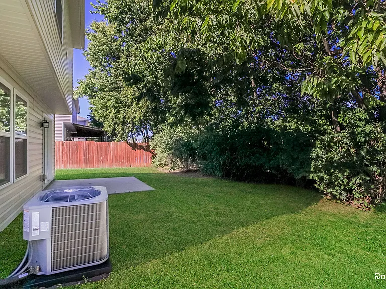 604 Princeton Dr — Photo 15