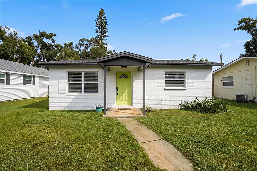 2 bed, 1.0 bath, 832 sqft, $2,300 — Photo 1