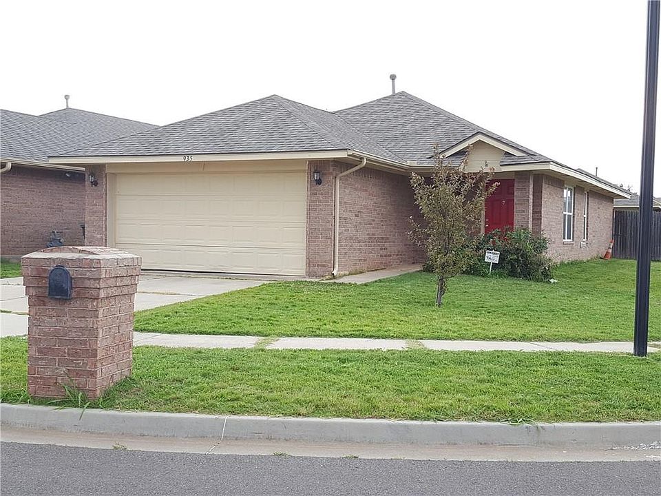 1st image of 935 Beaumont Sq
