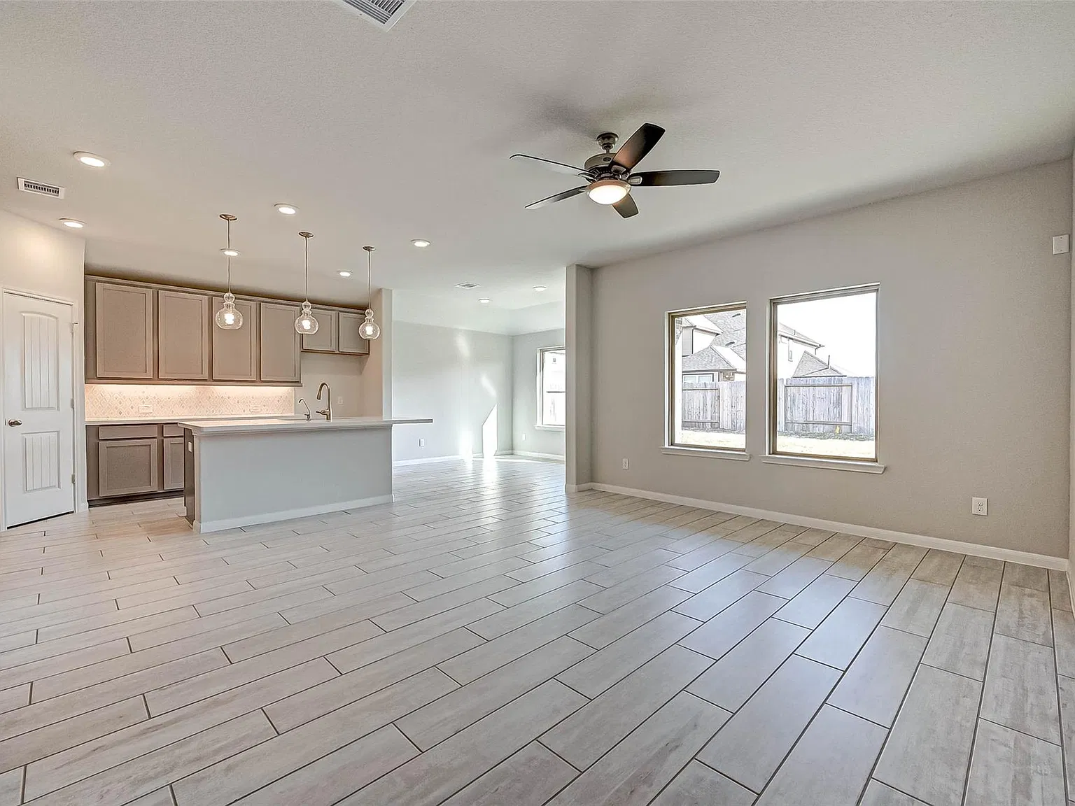 3 bed, 2.0 bath, 1692 sqft, $2,000 — Photo 1