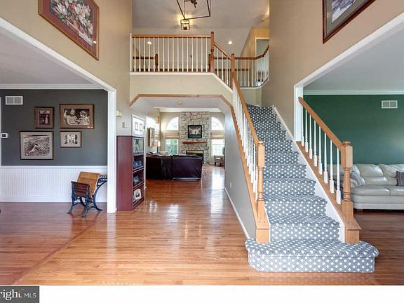 2nd image of 302 Vista Dr