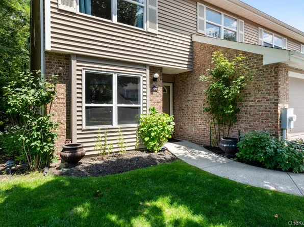 300 Pond View Lane, Smithtown, NY 11787