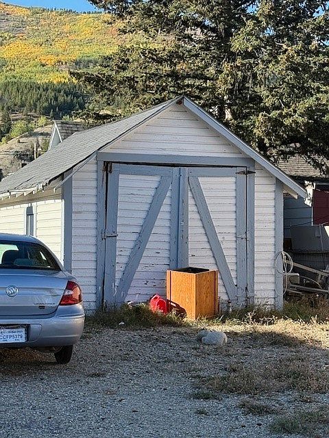 2nd image of 1105 E 4th St
