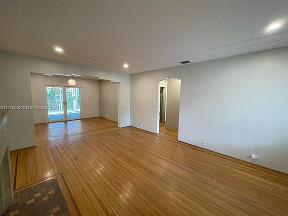 4th image of 901 NE 72nd Ter