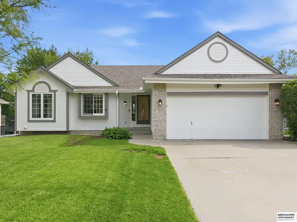 2137 Cobblestone Rd, Papillion, NE 68133