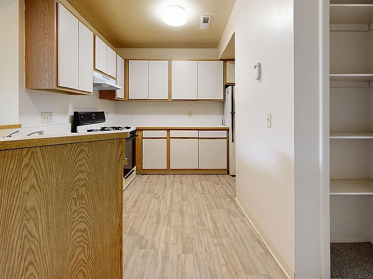 Irish Hills Apartments — Photo 53