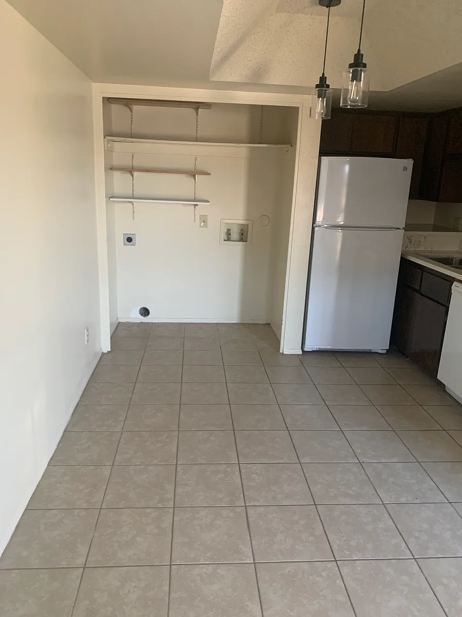 Building Photo - 567 W 20th Ave #2