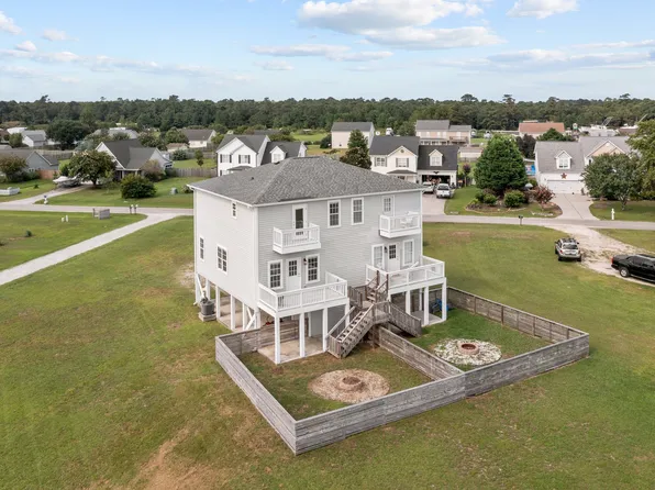 234 Twin Oaks Dr, Hampstead, NC 28443