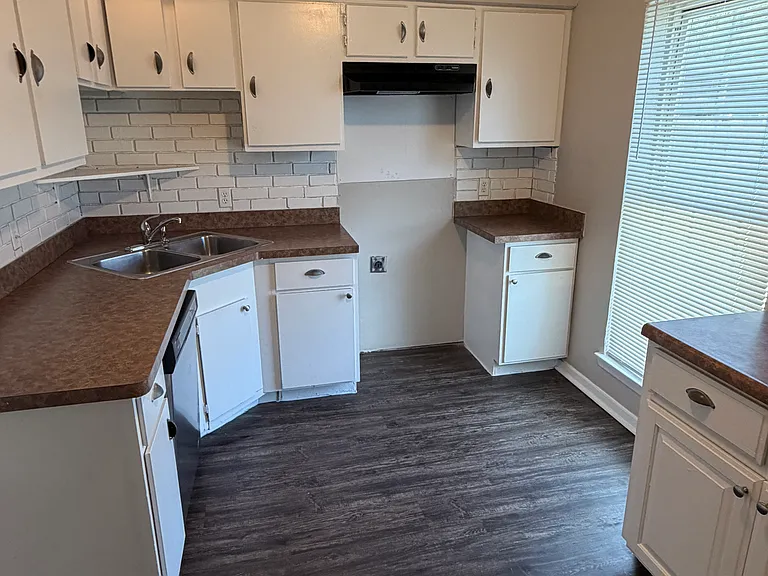 415 Stonehenge Dr — Photo 9