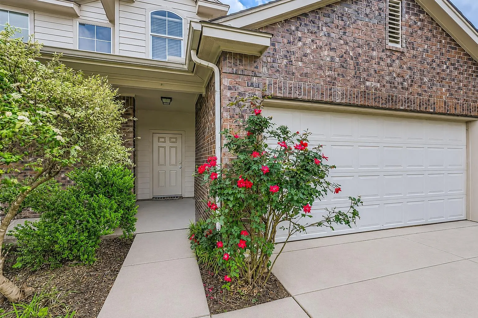 4 bed, 2.5 bath, 2580 sqft, $2,350 — Photo 1