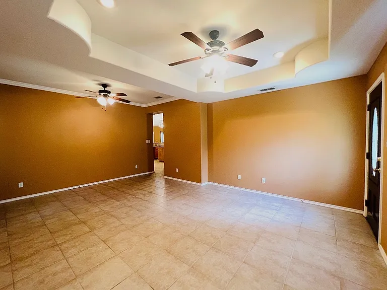 2822 Regency — Photo 3