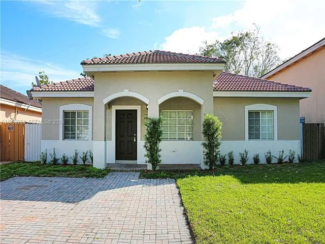 10270 SW 225th Ln — Photo 1