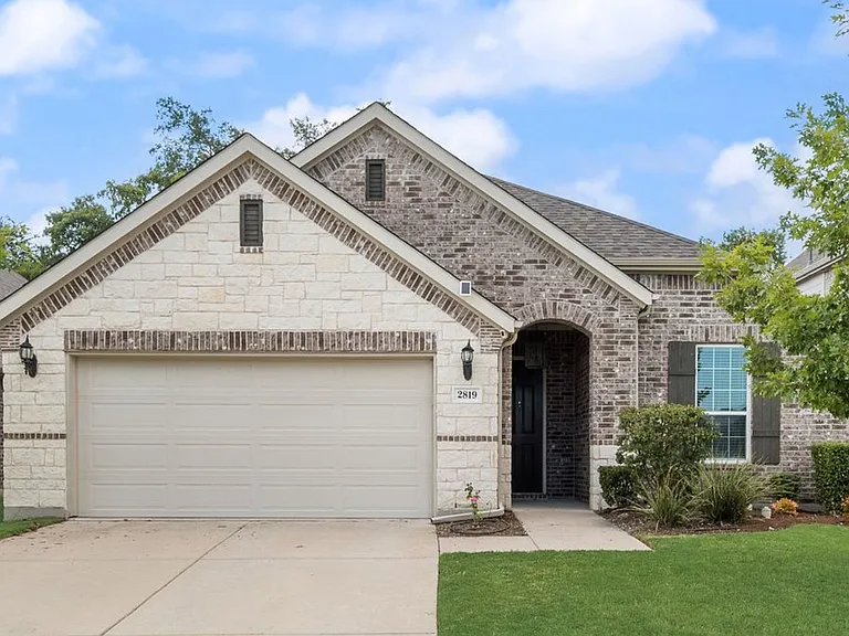 2819 Willow Ln — Photo 1