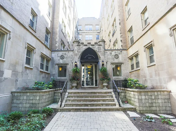 Renaissance - 901 W Argyle St