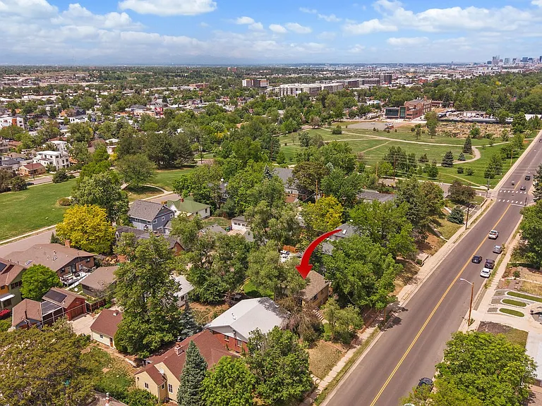 House shown with arrow and proximity to Kunming park one block directly west and both Rosedale and Harvard Gulch parks 1/2 block to North