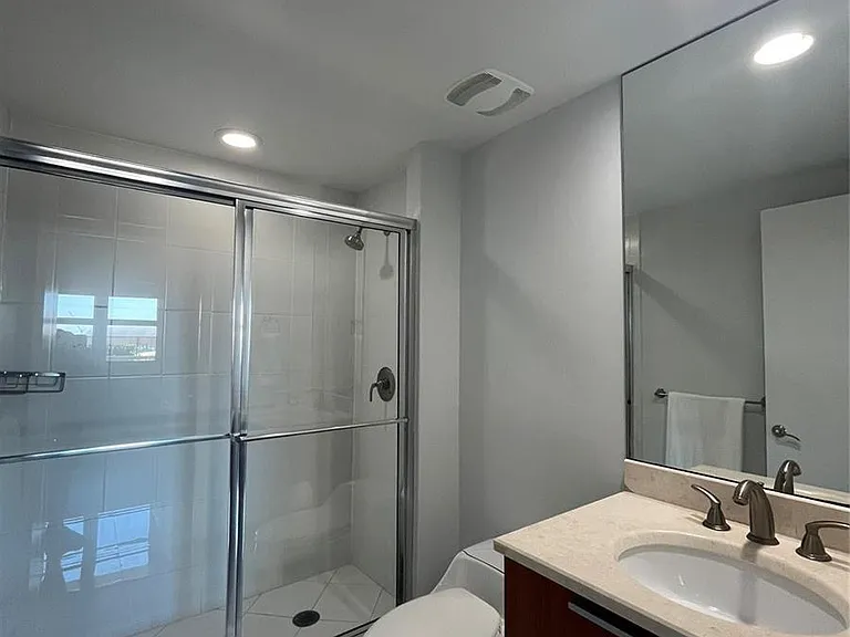 2650 Lake Shore Dr #803 — Photo 7