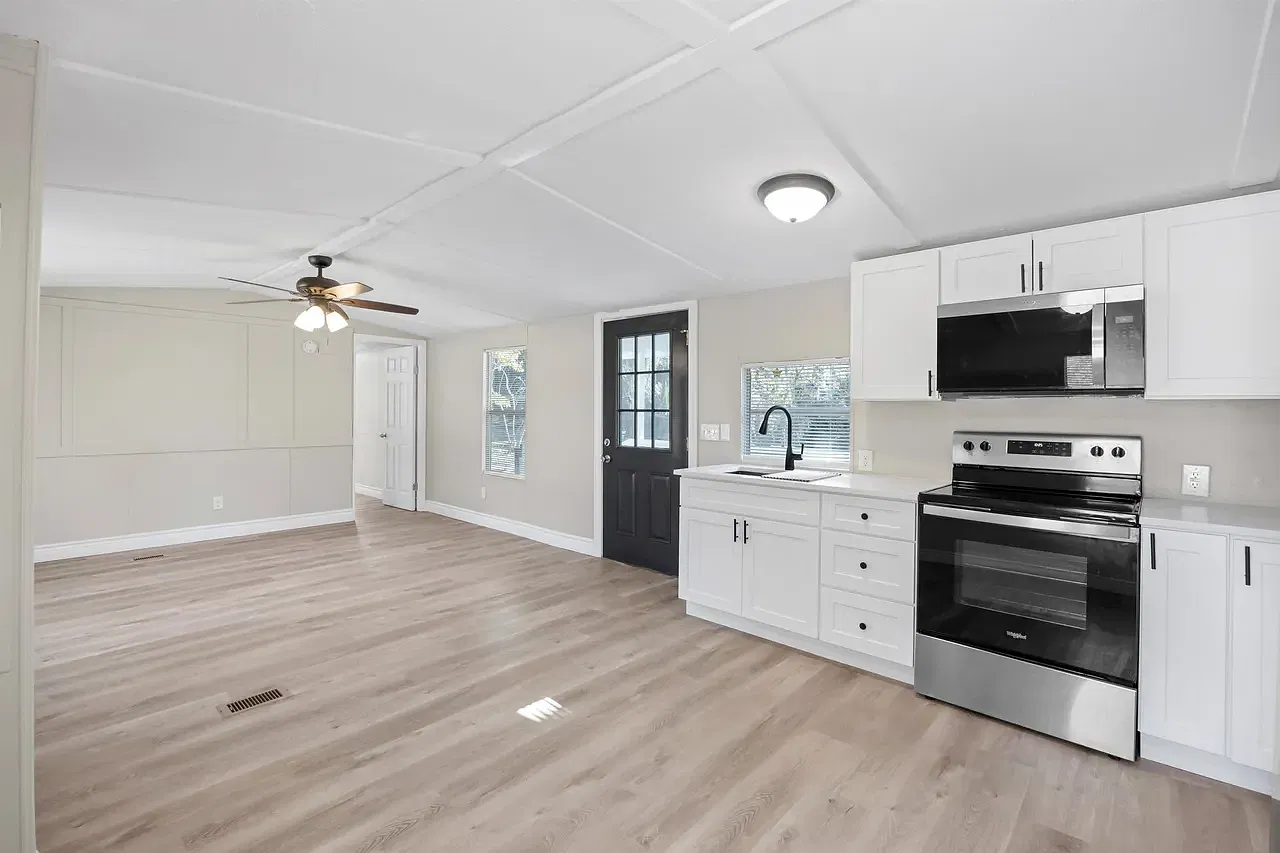 3 bed, 792 sqft, $2,100 — Photo 3