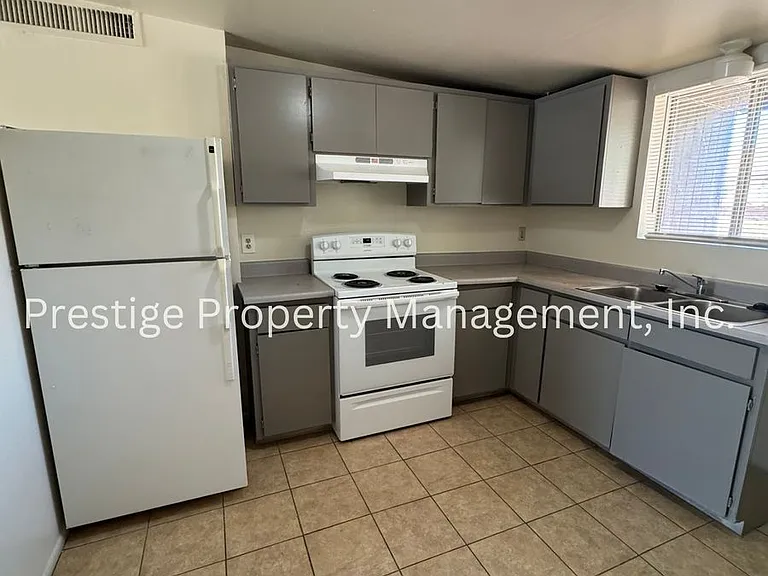 2302-2312 N Ralph Ave — Photo 5
