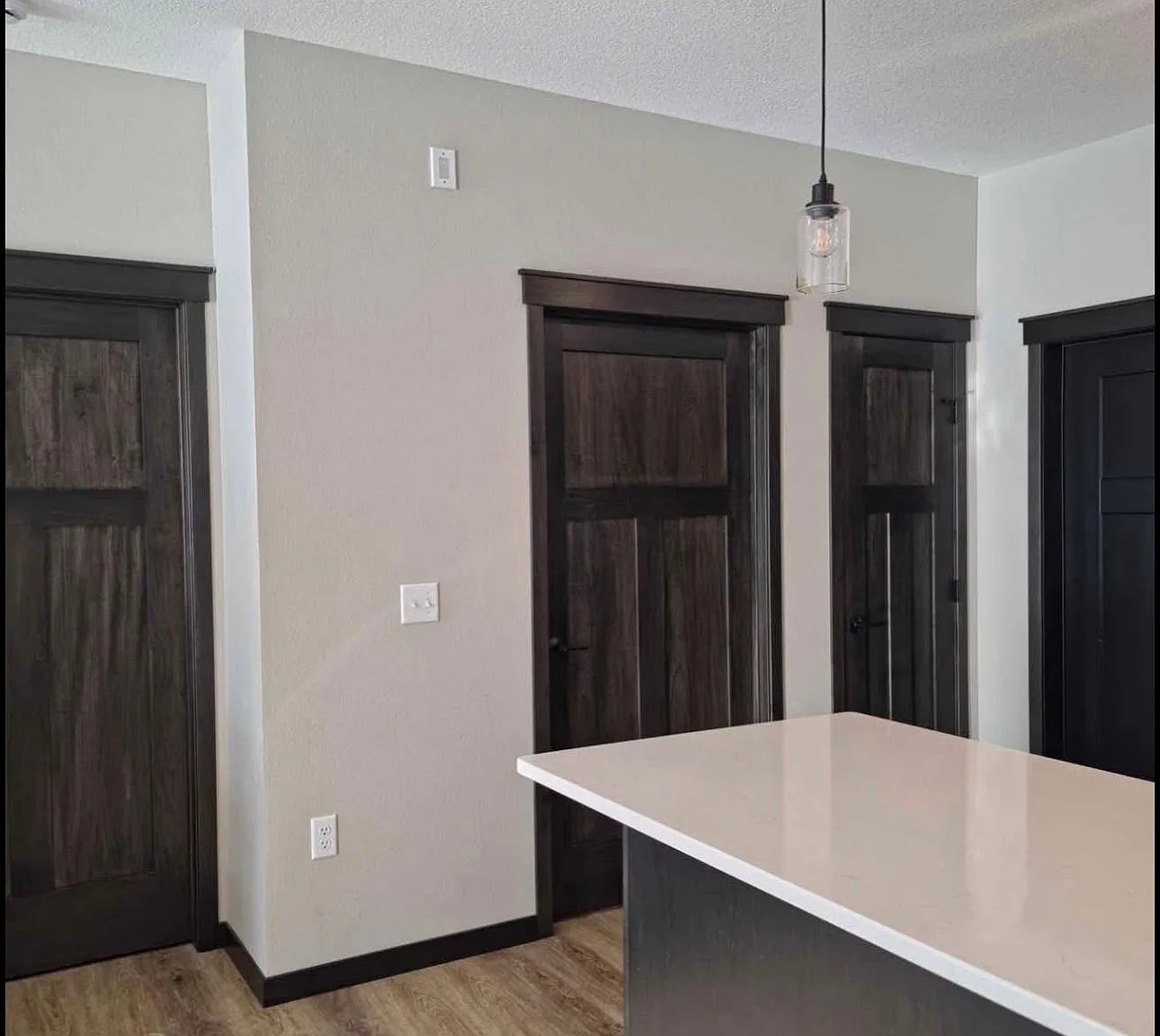 Beautiful 1 bedroom apartment with attached garage and fireplace — Photo 3