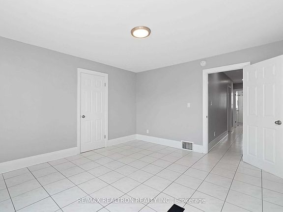 3rd image of 1939 Davenport Rd