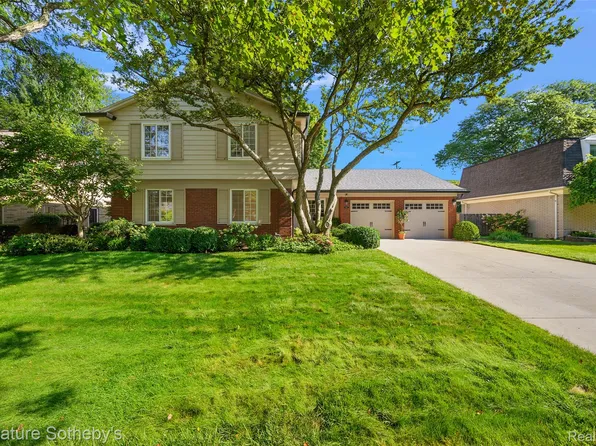 580 N Brys Dr, Grosse Pointe Woods, MI 48236