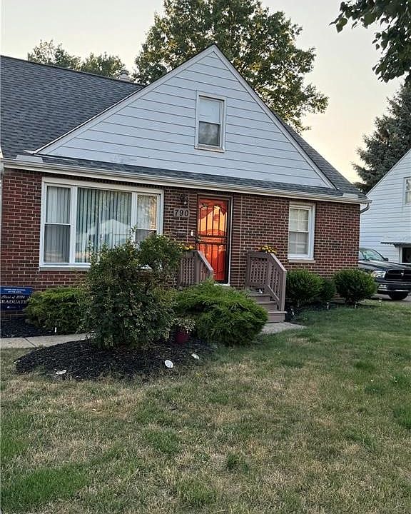 1st image of 790 E 266th St