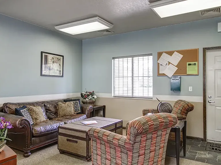 Emerald Park Apartments — Photo 23