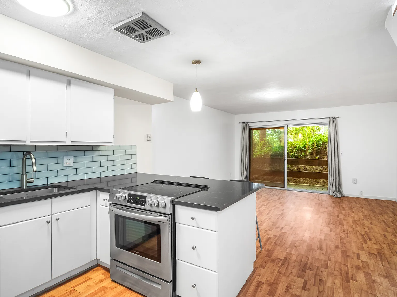 2 bed, 896 sqft, $1,695 — Photo 3
