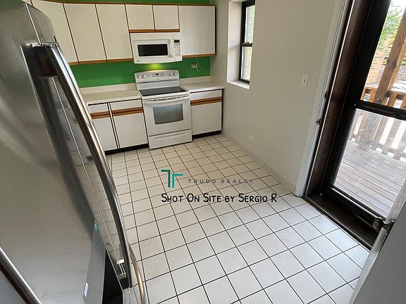 2nd image of 1714 W Montrose Ave APT 2