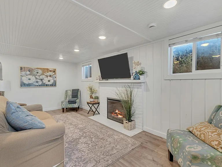1028 W Center St — Photo 5