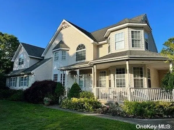 1035 Old Medford Avenue, Farmingville, NY 11738