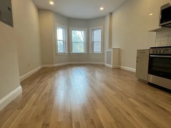 102 Queensberry St, Boston, MA