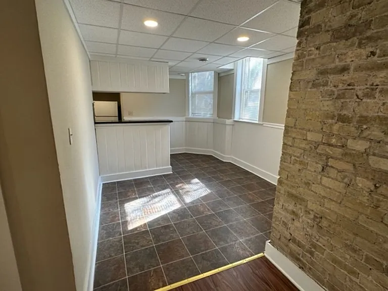 $1795 3 BA, 1 BA Lower Flat with Central Air - Close to UWM - 2500 N Bartlett — Photo 7