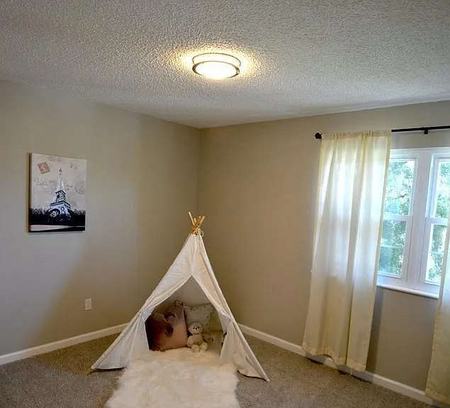 990 Sparta Dr — Photo 13