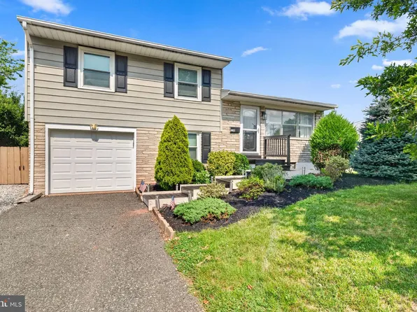 130 Briarwood Dr, Douglassville, PA 19518