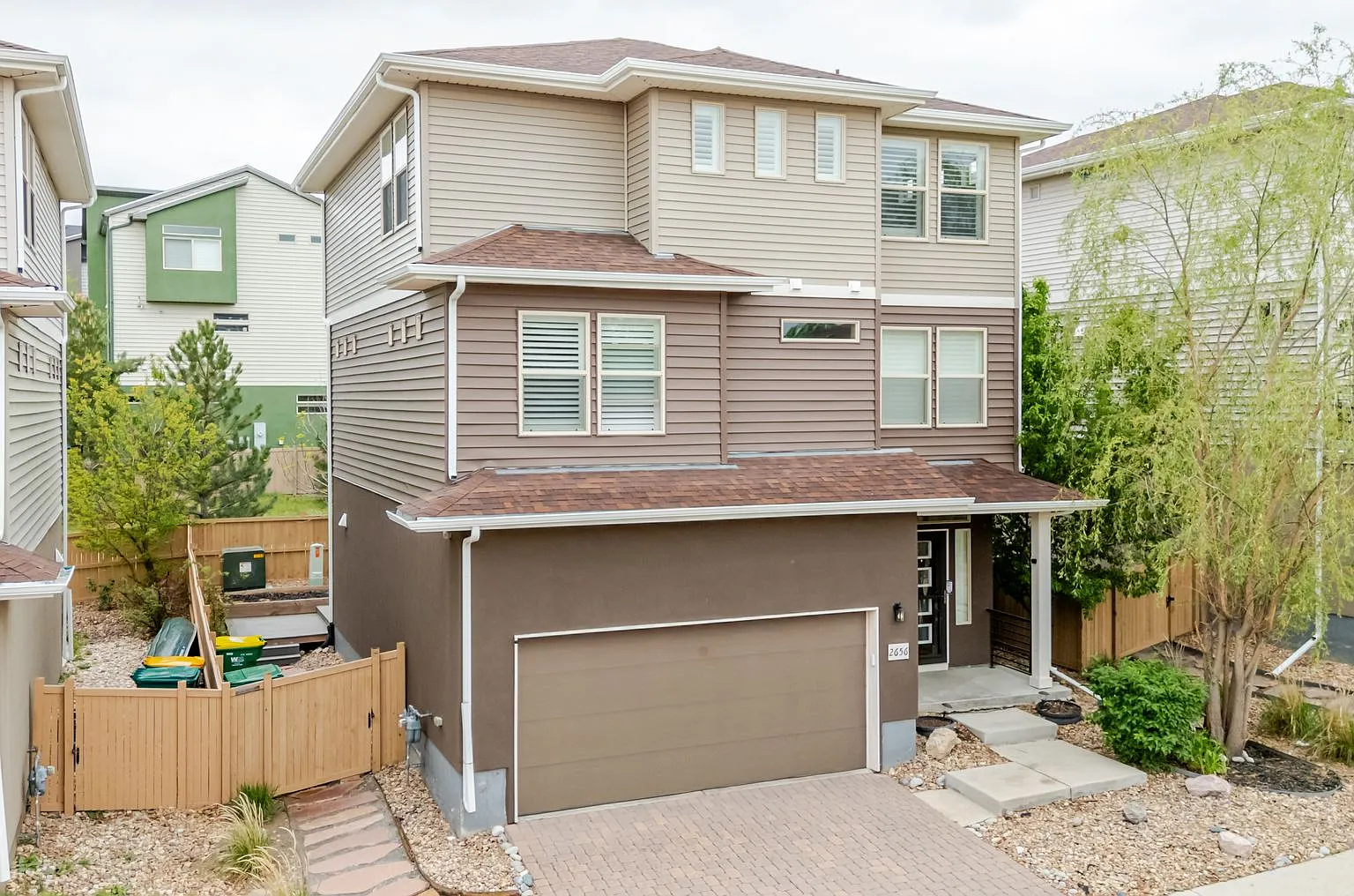 Immaculate 5bedroom like new in The Meadows! — Photo 1