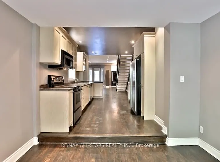 68 Macpherson Ave — Photo 8