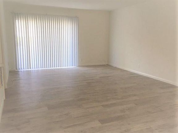 Very large living room west exposure ... west balcony