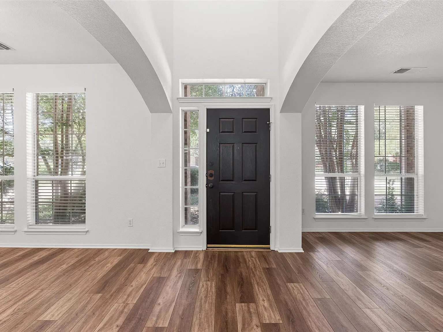 4 bed, 3.0 bath, 3126 sqft, $2,950 — Photo 2