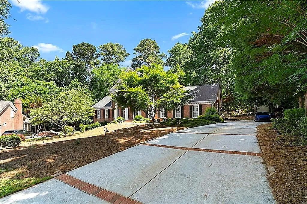 1 bed, 1.0 bath, 3851 sqft, $1,300 — Photo 1