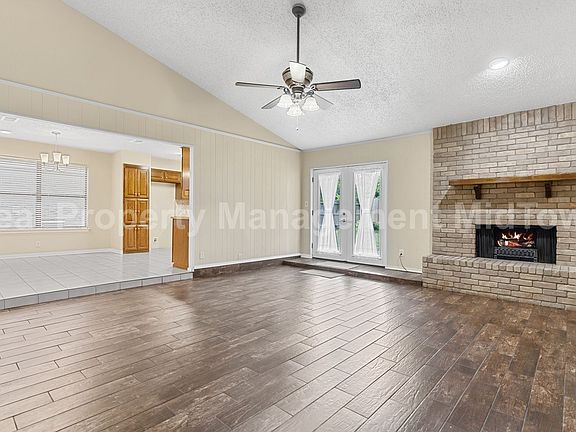 2nd image of 2704 Hedgeway Dr