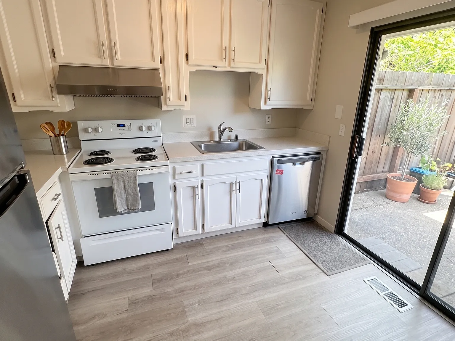 2 bed, 1.5 bath, 1001 sqft, $3,300 — Photo 3